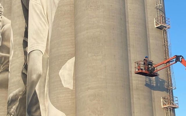 Silo artist resumes project