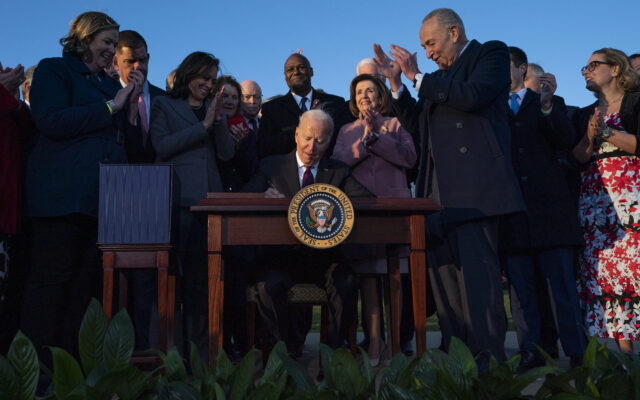 Biden signs $1T infrastructure deal with bipartisan crowd